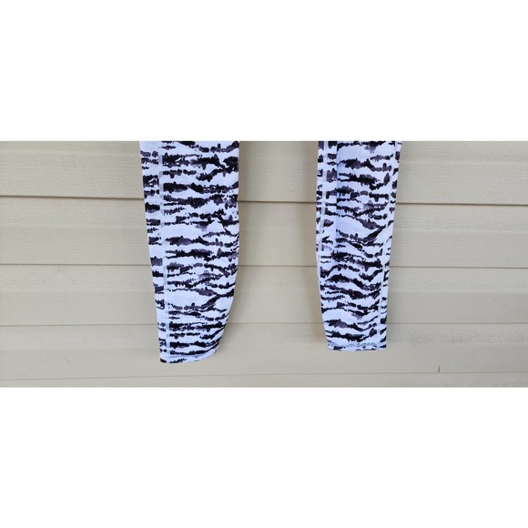 Fabletics Define PowerHold® High-Waisted 7/8 Legging White Tigress - Picture 8 of 10